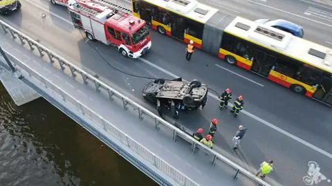 Taksówka dachowała na moście Łazienkowskim