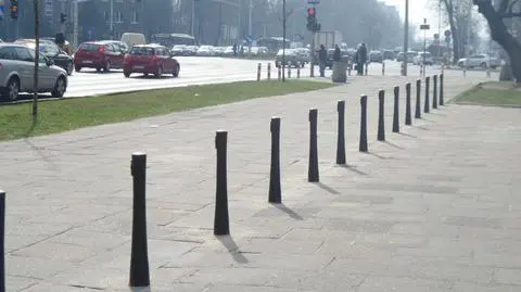 Chodnik służył jako parking. Zagrodzili go słupkami