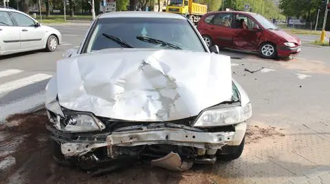 Opel wbił się w bok renault. "Autobus miał zasłonić widok"