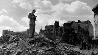 Adolf Duszek on the ruins of Warsaw