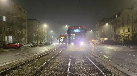 Woda podmyła torowisko w alei Niepodległości