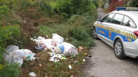 Śmieci porzucone przy ulicy Białowiejskiej