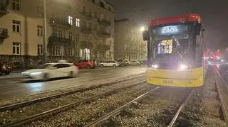 Woda podmyła torowisko w alei Niepodległości
