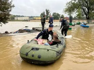 Stołeczni policjanci w pełnej gotowości do pomocy powodzianom. Nysa, 16 wrzesień