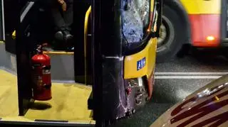 Zderzenie auta i autobusu w Alejach Ujazdowskich