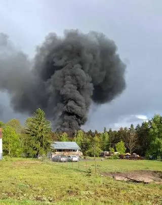 Pożar składowiska odpadów oraz pojazdów osobowych