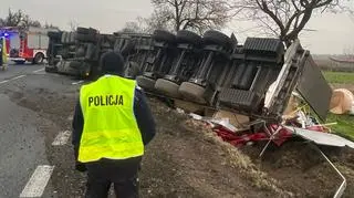 Samochód ciężarowy przewrócił się na bok na DK92 koło Sochaczewa
