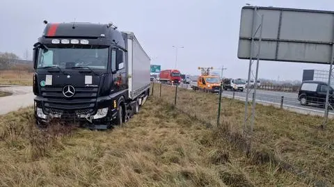 W tirze pękła opona. Skosił bariery, ugrzązł w trawie