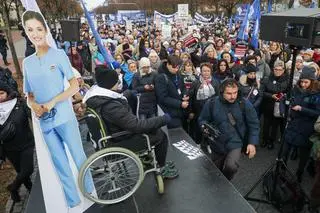 Protest pielęgniarek przed kancelarią premiera 