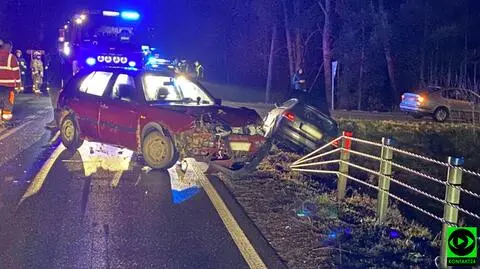 Zderzenie trzech aut na krajowej "50". Jedna osoba w szpitalu 