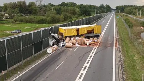 Tir rozbity, ładunek na jezdni. Karambol na obwodnicy Żyrardowa