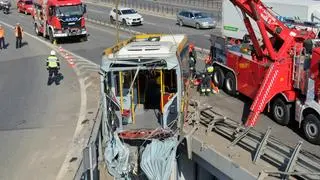 Akcja podnoszenia wraku autobusu na trasie S8