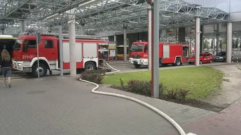Poranne problemy w metrze. "Zadymienie w pociągu"