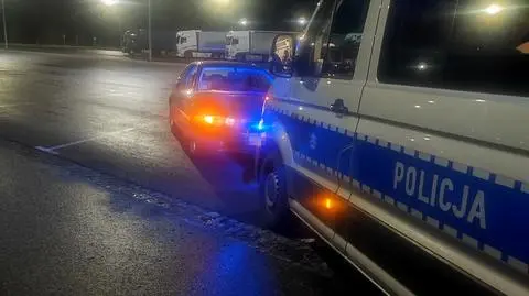 Młody kierowca driftował na parkingu 