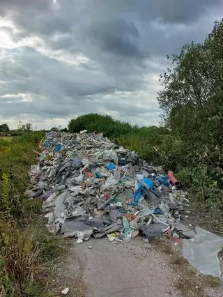 Droga gminna w miejscowości Sobiekursk zamieniona w śmietnik