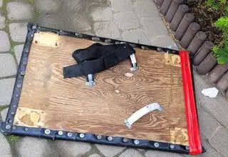 Wjechał w sąd, "tarczą własnej produkcji" blokował strażników