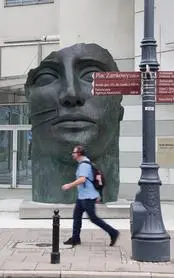 Monumentalna rzeźba "Tindaro" Igora Mitoraja na placu Trzech Krzyży w Warszawie