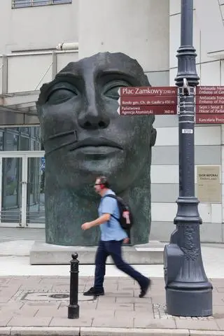 Monumentalna rzeźba "Tindaro" Igora Mitoraja na placu Trzech Krzyży w Warszawie