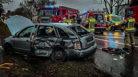 Zderzenie auta z ciężarówką, trzy osoby ranne