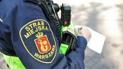 Pił piwo na oczach strażników. Gdy uciekał, zgubił "kryształ"