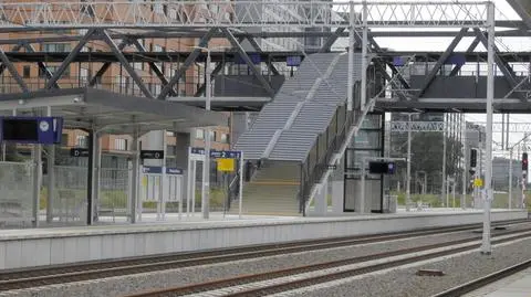 Utknął w nowej windzie przy stacji PKP. Interweniowali strażacy. "To rozgrzane, stalowe klatki"