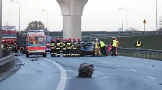 Ford uderzył w bariery, wypadła pasażerka. Kobieta nie żyje