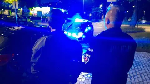 Policjantów zainteresował bus z rozbitą szybą. Po chwili zauważyli dwóch uciekających mężczyzn