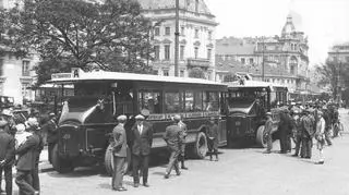 Autobusy marki Somua kursujące między pl. Zbawiciela a pl. Teatralnym stojące przed Ratuszem na pl. Teatralnym (rok 1928) 