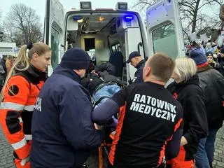 Policjanci pomogli mężczyźnie, który zasłabł podczas zgromadzenia