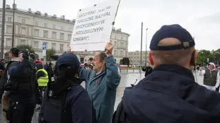 Protestujący podczas obchodów miesięcznicy katastrofy smoleńskiej