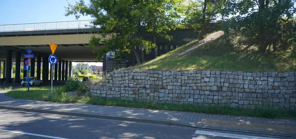 Jest wydeptana ścieżka, będą schody