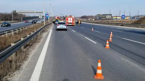 Po zderzeniu ciężarówką auto wjechało w bariery, utrudnienia na wjeździe do Warszawy