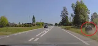 81-letni kierowca uderzył w drzewo