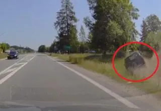 Ona się zatrzymała, 81-latek zjechał z drogi. Nagranie