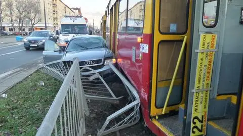 Zawracał na Grochowskiej, zderzył się z tramwajem