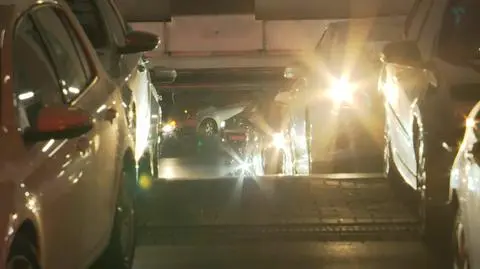 Trzy godziny w korku na podziemnym parkingu pełnym spalin