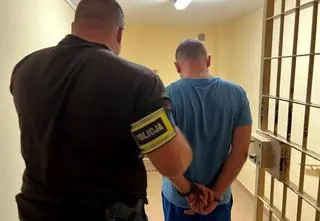 Uderzył w radiowóz, kierowca był poszukiwany