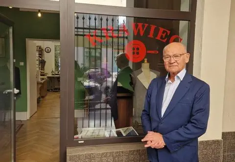 Od 64 lat szyje garnitury. I nie ma dosyć