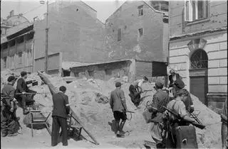 Sylwester "Kris" Braun, Powstańcy na barykadzie przy ul. Żelaznej, poł. sierpnia 1944