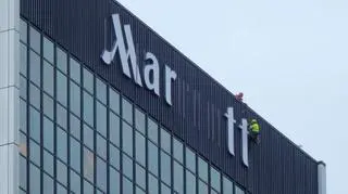 Demontaż napisu "Marriott" 