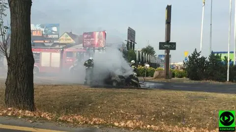 Pożar auta w Jankach. "Spłonęło doszczętnie"