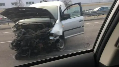 Uszkodzone auto utrudniało ruch na Trasie Toruńskiej