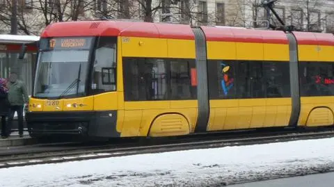 Zasłabł i upadł na torowisko. Stanęły tramwaje w al. Jana Pawła II 