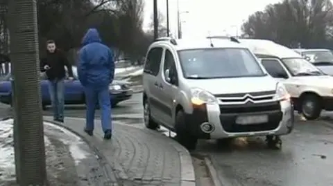 Kolizja na niebezpiecznym zakręcie