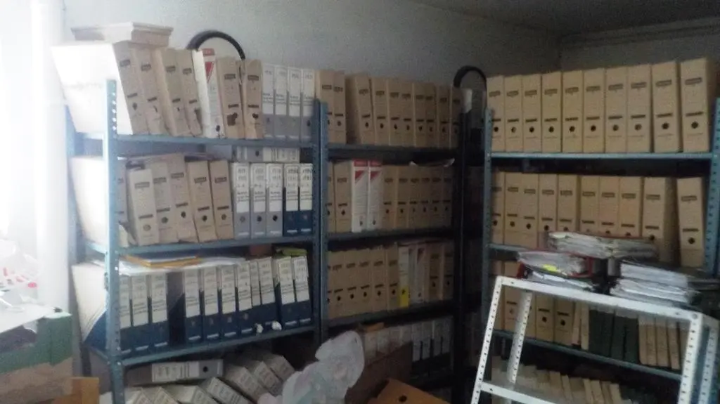 Setki porzuconych dokumentów. Wśród nich m.in. listy płac, akty notarialne 