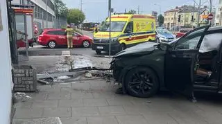 Samochód uderzył w budynek Instytutu Lotnictwa 