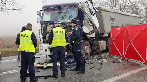 Zderzenie busa z tirem. Jedna osoba nie przeżyła, utrudnienia