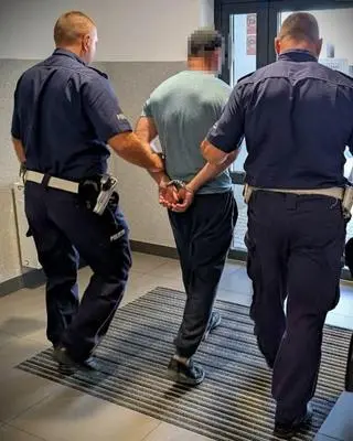 Kierujący na zakazie, przekroczył prędkość, chciał wręczyć łapówkę policjantom