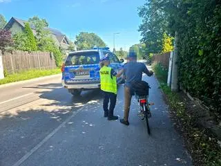 Policja kontroluje rowerzystę 