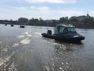 Stołeczni policjanci w pełnej gotowości do pomocy powodzianom. Nysa, 16 wrzesień